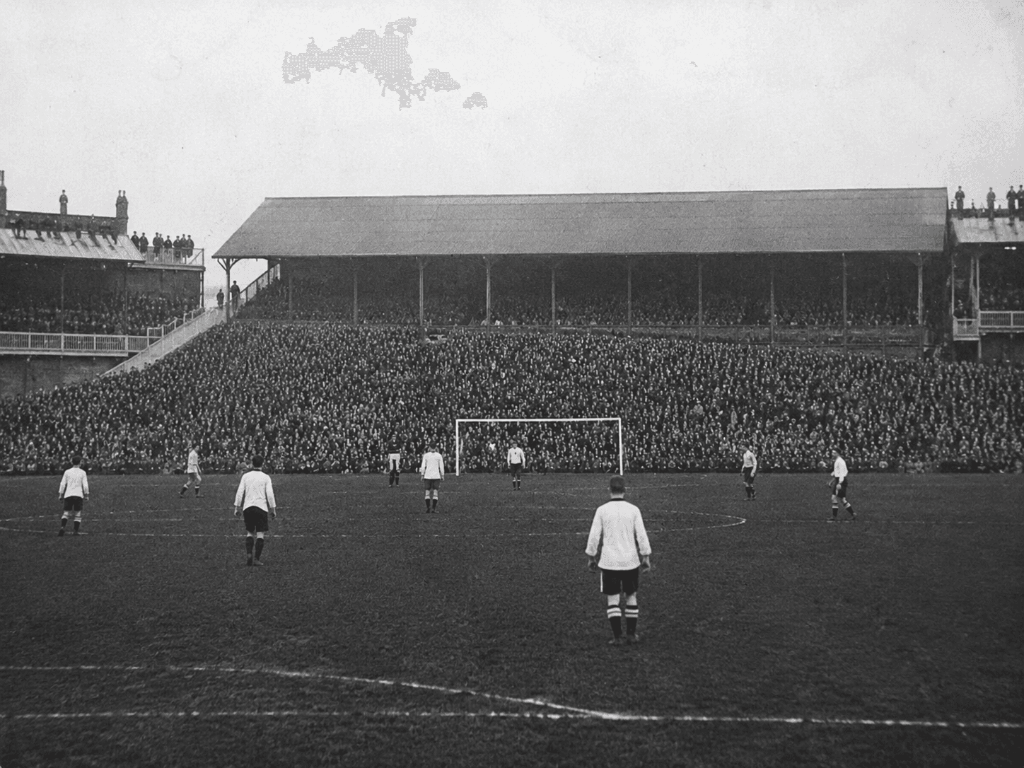 Fotografía histórica en blanco y negro de un estadio