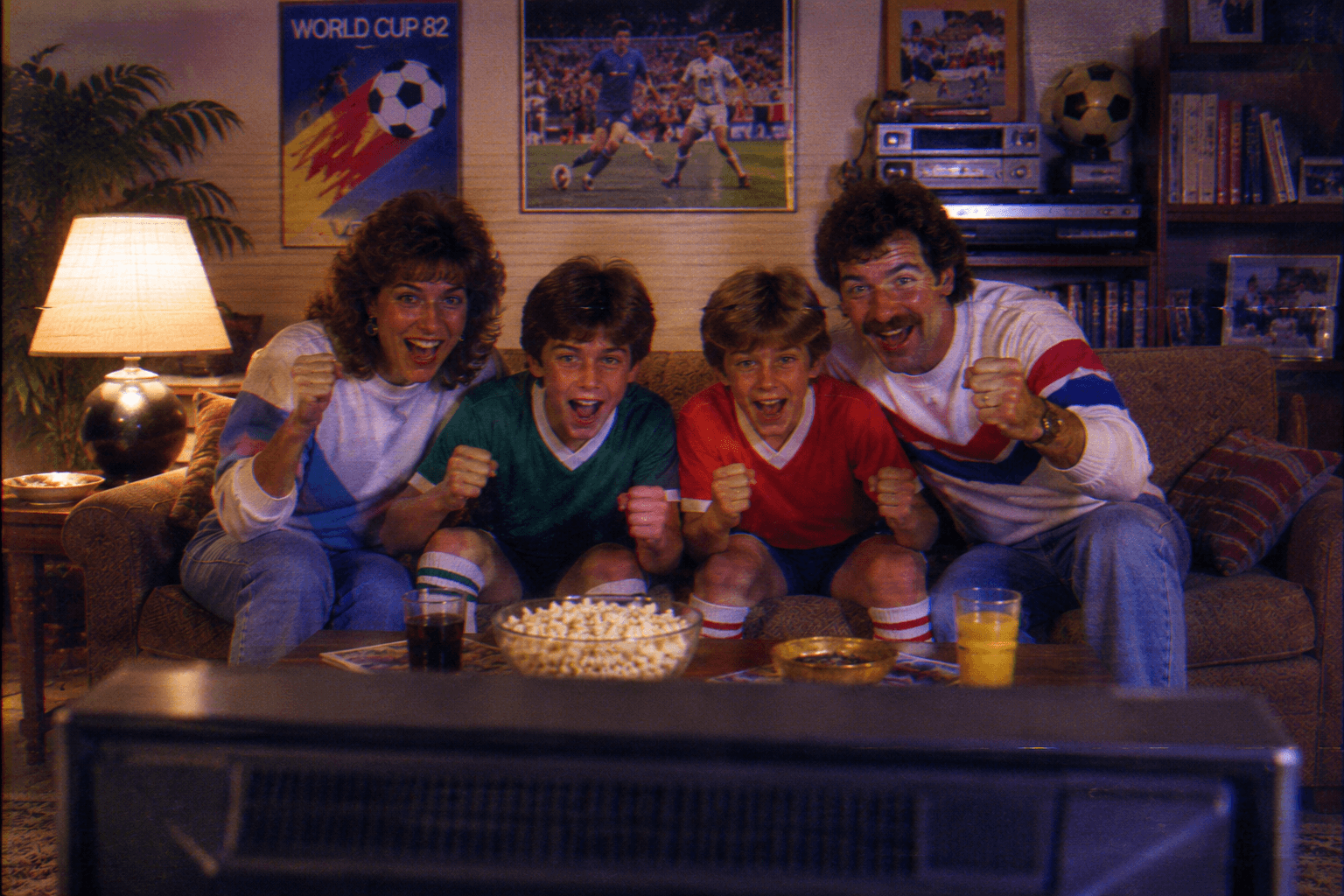 Niños viendo fútbol por televisión